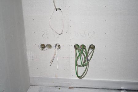 02.11.: Die Kabel kommen so in der Wand im Zimmer an 02.11.: Die Kabel kommen so in der Wand im Zimmer an