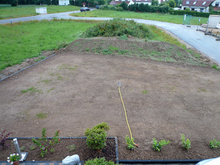 Auf dem Weg zum Danhaus: Rasen säen oder Rollrasen - das war hier die Frage